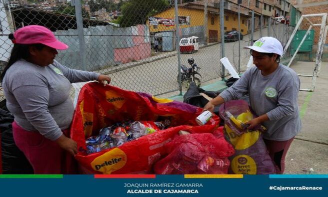 馃搶La Municipalidad Provincial de Cajamarca, a trav茅s de la gerencia de Desarrollo Ambiental, llev贸 a cabo una Reciclat贸n en la Plataforma del Barrio Urubamba, con el prop贸sito de sensibilizar a los vecinos sobre la importancia del cuidado del ambiente.
鉁匧os promotores ambientales de la municipalidad brindaron informaci贸n sobre los beneficios del reciclaje a quienes se detuvieron en el m贸dulo municipal, e incluso organizaron juegos como la ruleta ambiental, donde los participantes recibieron premios por sus respuestas acertadas.