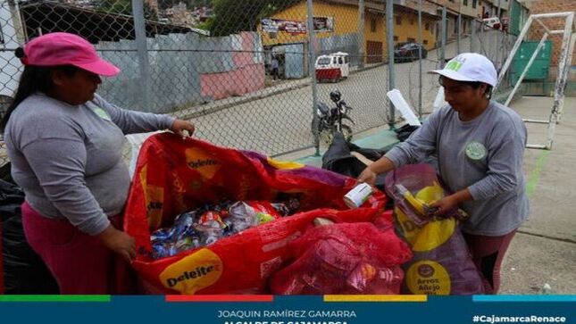 📌La Municipalidad Provincial de Cajamarca, a través de la gerencia de Desarrollo Ambiental, llevó a cabo una Reciclatón en la Plataforma del Barrio Urubamba, con el propósito de sensibilizar a los vecinos sobre la importancia del cuidado del  ambiente. 
✅Los promotores ambientales de la municipalidad brindaron información sobre los beneficios del reciclaje a quienes se detuvieron en el módulo municipal, e incluso organizaron juegos como la ruleta ambiental, donde los participantes recibieron premios por sus respuestas acertadas.