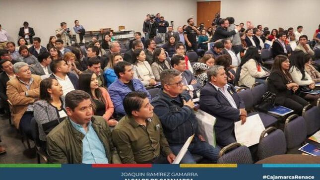 📌Funcionarios de la Municipalidad Provincial de Cajamarca, participaron en el “Programa Gestores del Desarrollo”, iniciativa colectiva centrada en las personas.
✅Según el informe de la Autoridad Nacional del Servicio Civil - SERVIR de 2019, en nuestro país solo un 2% de funcionarios ejecutores de inversiones cuenta con un nivel óptimo para ejercer su cargo (puntaje de 86% a 100%). En el caso de Cajamarca, el 60% de los funcionarios se encuentra en el rango más bajo de la evaluación técnica, lo que convierte a la región en la quinta con mayor cantidad de funcionarios ejecutores de inversiones menos capacitados.
👉🏻En este contexto, surge una iniciativa colectiva impulsada por la Universidad Nacional de Cajamarca, la Mesa de Concertación de Lucha contra la Pobreza, la Cámara de Comercio y Producción de Cajamarca, Newmont ALAC, para la implementación del Programa “Gestores del Desarrollo” que representa una respuesta concreta a la necesidad de fortalecer capacidades para mejorar la capacidad de gestión pública.
🤝Esto contribuirá con una mejor ejecución de los recursos financieros, en favor del desarrollo de Cajamarca.
🗣️Luis Miguel Castilla, director ejecutivo de Videnza Instituto y ex ministro de Economía y Finanzas del Perú, brindó una conferencia magistral sobre "Eficiencia en la gestión de la inversión pública del Gobierno regional y los Gobiernos locales de Cajamarca", que permitió un análisis detallado del desempeño de Cajamarca en los índices Índice Regional de Eficiencia en la Inversión Pública (IREI) y el Índice Local de Eficiencia en la Inversión Pública (ILEI), proporcionando información valiosa para continuar mejorando la gestión pública en la región