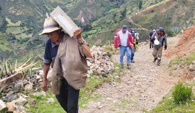 Imagen de la caminata a la estación con los pobladores