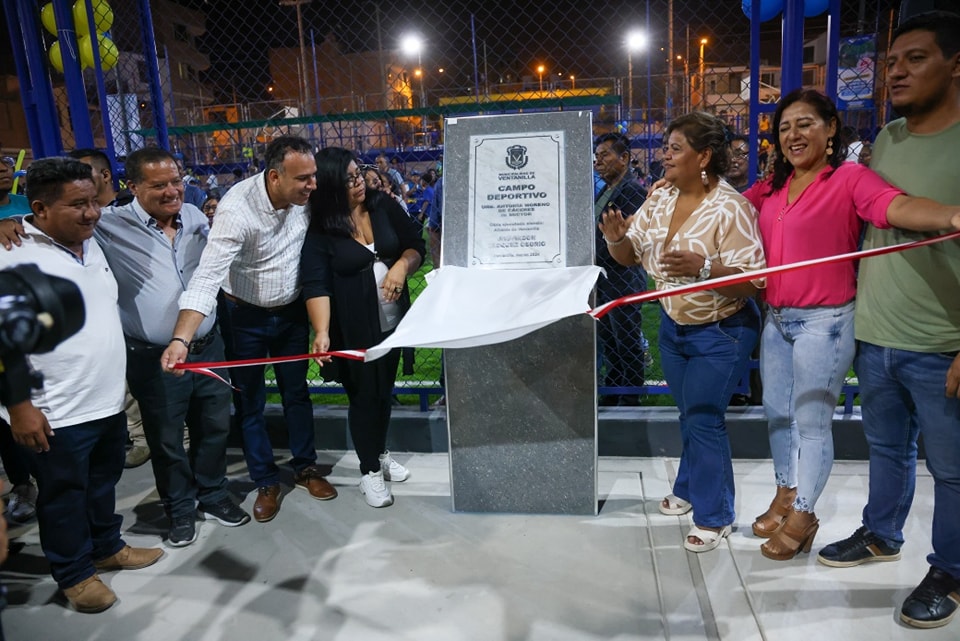 En medio de la algarabía de la población, nuestro alcalde 𝐉𝐡𝐨𝐯𝐢𝐧𝐬𝐨𝐧 𝐕𝐚𝐬𝐪𝐮𝐞𝐳 entregó a los vecinos un impecable campo de grass sintético en el tercer sector de la Urb. Antonia Moreno de Cáceres (Ciudad del Deporte), que estará al servicio especialmente de la niñez y juventud, que ahora tienen un lugar adecuado para la práctica de su deporte favorito. Este nuevo recinto es el resultado del trabajo y esfuerzo en conjunto entre la autoridad municipal y la población organizada a través de sus dirigentes. Esta gestión se caracteriza por atender las necesidades de nuestra comunidad. ¡Ventanilla crece con su gente!