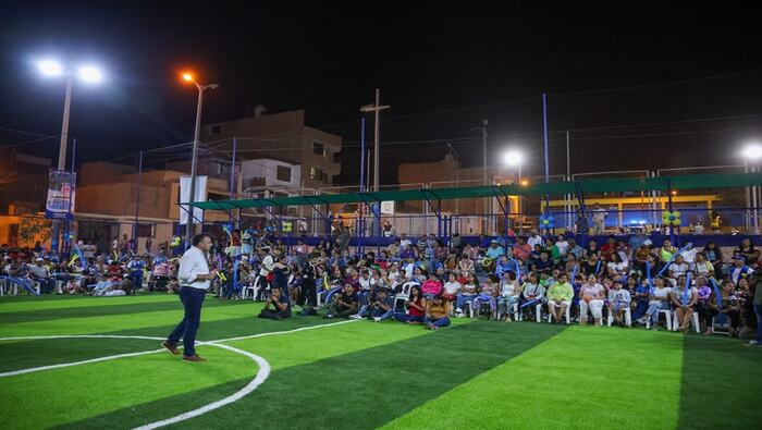  En medio de la algarabía de la población, nuestro alcalde 𝐉𝐡𝐨𝐯𝐢𝐧𝐬𝐨𝐧 𝐕𝐚𝐬𝐪𝐮𝐞𝐳 entregó a los vecinos un impecable campo de grass sintético en el tercer sector de la Urb. Antonia Moreno de Cáceres (Ciudad del Deporte), que estará al servicio especialmente de la niñez y juventud, que ahora tienen un lugar adecuado para la práctica de su deporte favorito. Este nuevo recinto es el resultado del trabajo y esfuerzo en conjunto entre la autoridad municipal y la población organizada a través de sus dirigentes. Esta gestión se caracteriza por atender las necesidades de nuestra comunidad. ¡Ventanilla crece con su gente!