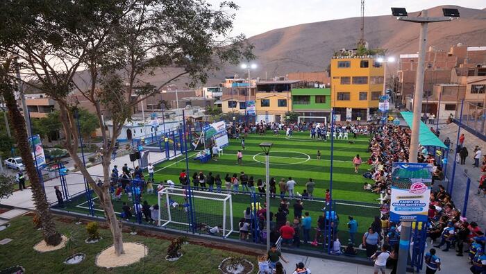 En medio de la algarabía de la población, nuestro alcalde 𝐉𝐡𝐨𝐯𝐢𝐧𝐬𝐨𝐧 𝐕𝐚𝐬𝐪𝐮𝐞𝐳 entregó a los vecinos un impecable campo de grass sintético en el tercer sector de la Urb. Antonia Moreno de Cáceres (Ciudad del Deporte), que estará al servicio especialmente de la niñez y juventud, que ahora tienen un lugar adecuado para la práctica de su deporte favorito. Este nuevo recinto es el resultado del trabajo y esfuerzo en conjunto entre la autoridad municipal y la población organizada a través de sus dirigentes. Esta gestión se caracteriza por atender las necesidades de nuestra comunidad. ¡Ventanilla crece con su gente!