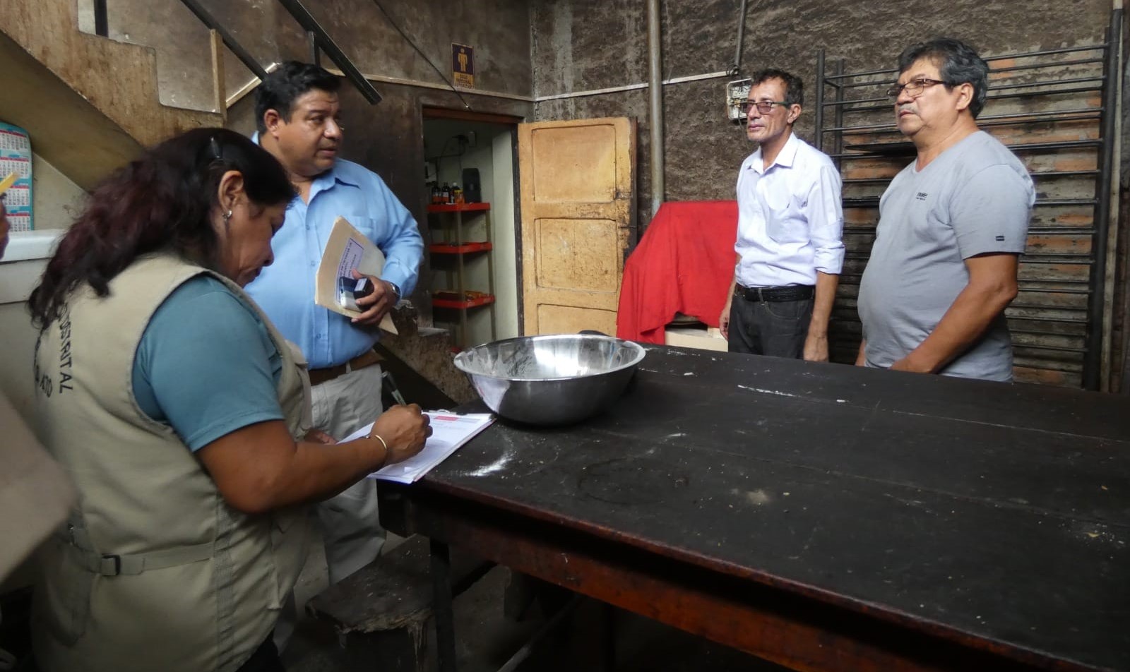 Este miércoles 3 de abril, la subgerencia de Fiscalización y Comercialización, dirigida por el Sr. Luis Enrique Roque Flores, realizó un operativo para verificar los certificados de defensa civil, salud y licencia de funcionamiento en varios establecimientos de nuestro distrito. Estos incluyeron carnicerías, panaderías, barberías, entre otros, con el objetivo de garantizar condiciones adecuadas para la venta de productos y proteger la salud de los consumidores.
En estas inspecciones, se contó con la presencia de la subprefecta Maira Retto Silva, el Comisario Tte. PNP Francisco Fernández Julca, el Gerente de Administración Tributaria Abg. Carlos Briceño Zapata, y personal del Centro de Salud MINSA, representado por Juan Carlos Girón Jaramillo.