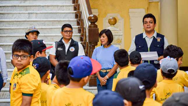 Alcaldesa explica historia de Chiclayo a niños escolares