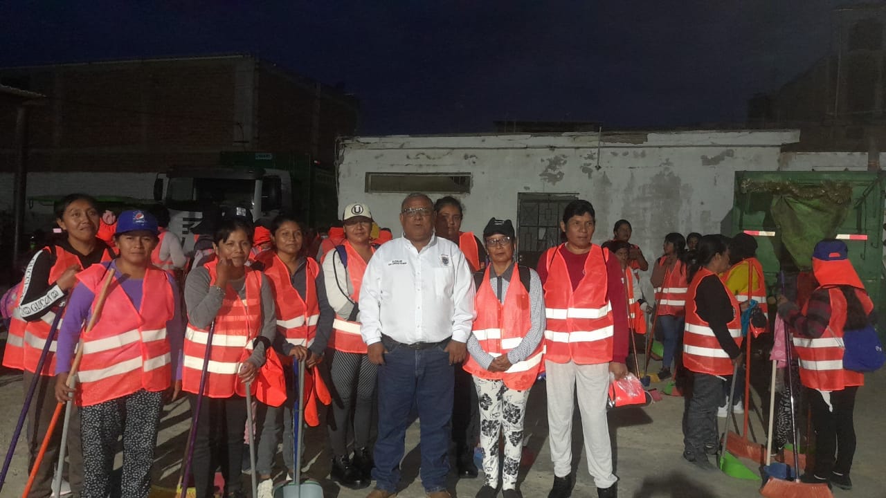Comprometidos con garantizar la seguridad y el bienestar de nuestros trabajadores municipales, el alcalde SR. REEDY BANCAYAN PALOMINO realizó la entrega de EPPS, al personal de limpieza pública en la base del ex mercado municipal.
De esta manera, la gestión actual desempeña una función importante al prevenir y evitar los riesgos de accidentes al personal de barrido femenino que diariamente mantiene nuestras calles limpias y los trabajadores que ejecutan una labor considerable en el recojo de los residuos sólidos e inservibles. Igualmente a nuestros obreros de áreas verdes.
Nuestro burgomaestre alteño, enfatizó la importancia de estar protegidos, de modo que con los EPPS reducen el impacto de accidentes en la labor que realizan a diario.