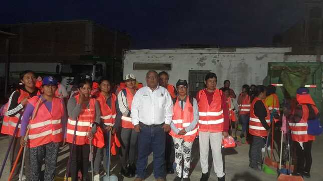 Comprometidos con garantizar la seguridad y el bienestar de nuestros trabajadores municipales, el alcalde SR. REEDY BANCAYAN PALOMINO realizó la entrega de EPPS, al personal de limpieza pública en la base del ex mercado municipal.
De esta manera, la gestión actual desempeña una función importante al prevenir y evitar los riesgos de accidentes al personal de barrido femenino que diariamente mantiene nuestras calles limpias y los trabajadores que ejecutan una labor considerable en el recojo de los residuos sólidos e inservibles. Igualmente a nuestros obreros de áreas verdes. 
Nuestro burgomaestre alteño, enfatizó la importancia de estar protegidos, de modo que con los EPPS reducen el impacto de accidentes en la labor que realizan a diario.