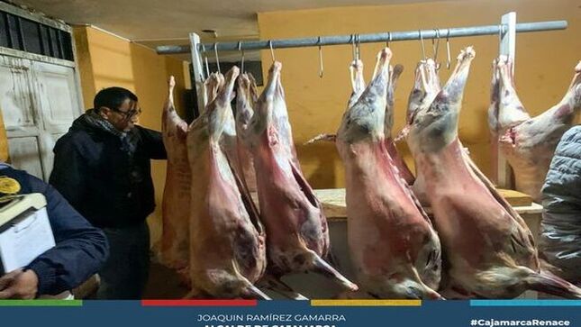 📌En un esfuerzo conjunto por garantizar la seguridad alimentaria de la población, la Municipalidad Provincial de Cajamarca llevó a cabo un operativo en un establecimiento de venta de carne clandestina, en coordinación con la subgerencia de Comercialización y Licencias, la Fiscalía de Prevención del Delito, la Policía Nacional del Perú (PNP), el Servicio Nacional de Sanidad Agraria (Senasa) y la vigilancia sanitaria - bromatología.
✅El operativo, realizado en el jirón Contamana, permitió la intervención de almacenes clandestinos de carne, donde se descubrió la presencia de más de 400 kilogramos de carne en mal estado. Esta acción conjunta refleja el compromiso de las autoridades locales por salvaguardar la salud y el bienestar de la ciudadanía, asegurando que los productos alimenticios cumplen con los estándares de calidad e higiene establecidos.
⚠️Se hace un llamado a la población a denunciar cualquier actividad sospechosa que ponga en riesgo la seguridad alimentaria y la salud de los cajamarquinos.