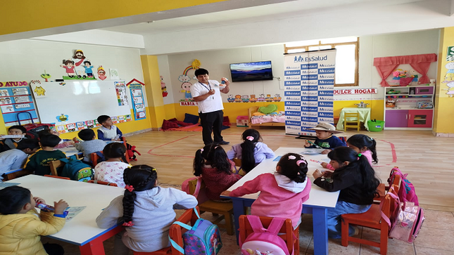 Odontólogos de EsSalud visitan colegios de Apurímac, Amazonas, Huánuco, Junín y más para informar sobre el cuidado de la salud bucal