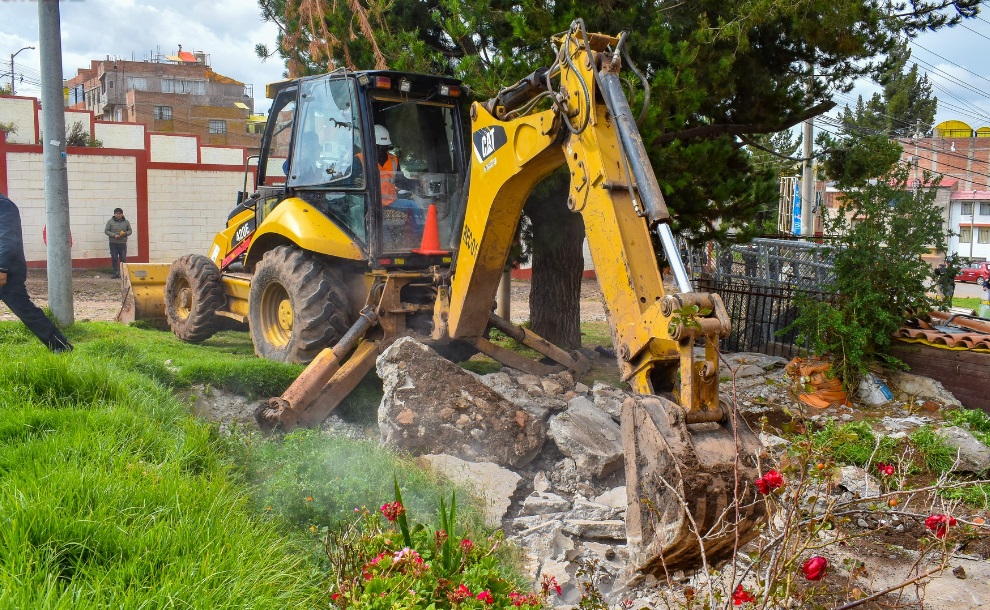 Municipalidad de Puno ejecutó diligencia de demolición y recuperación de áreas verdes invadidas en el barrio Villa del Lago