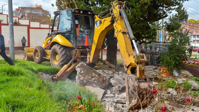 Municipalidad de Puno ejecutó diligencia de demolición y recuperación de áreas verdes invadidas en el barrio Villa del Lago