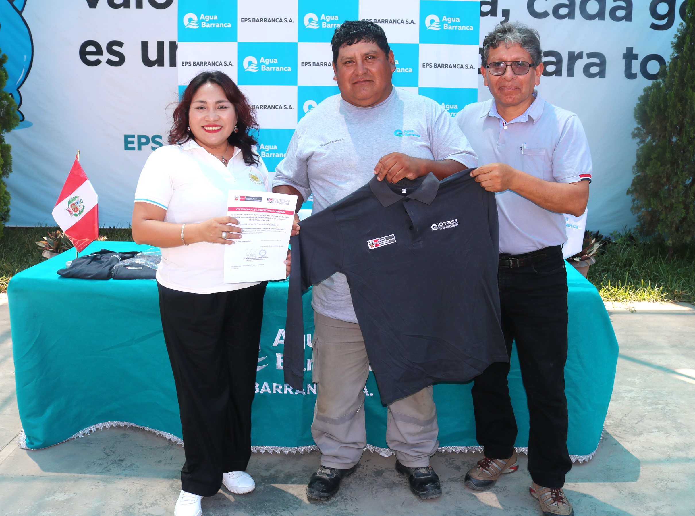 Los trabajadores, quienes recibieron su certificación de competencias laborales de acuerdo a sus perfiles ocupacionales sobre distribución y producción de agua potable