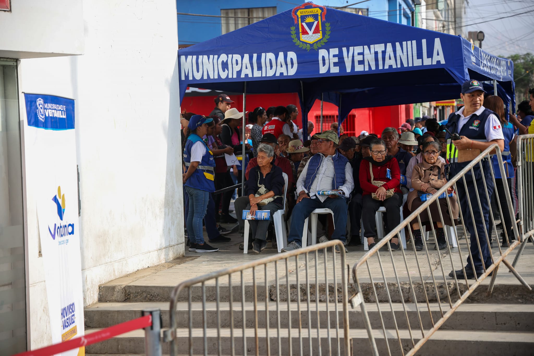 🟡Hoy, en el Banco de la Nación, se brindó atención preferencial a nuestros usuarios de "Pensión 65" para el cobro de sus subvenciones económicas correspondientes a marzo-abril. Además, aquellos que aún no contaban con su tarjeta de débito pudieron obtenerla. ¡Seguimos trabajando para brindarles el mejor servicio!🙌🏻