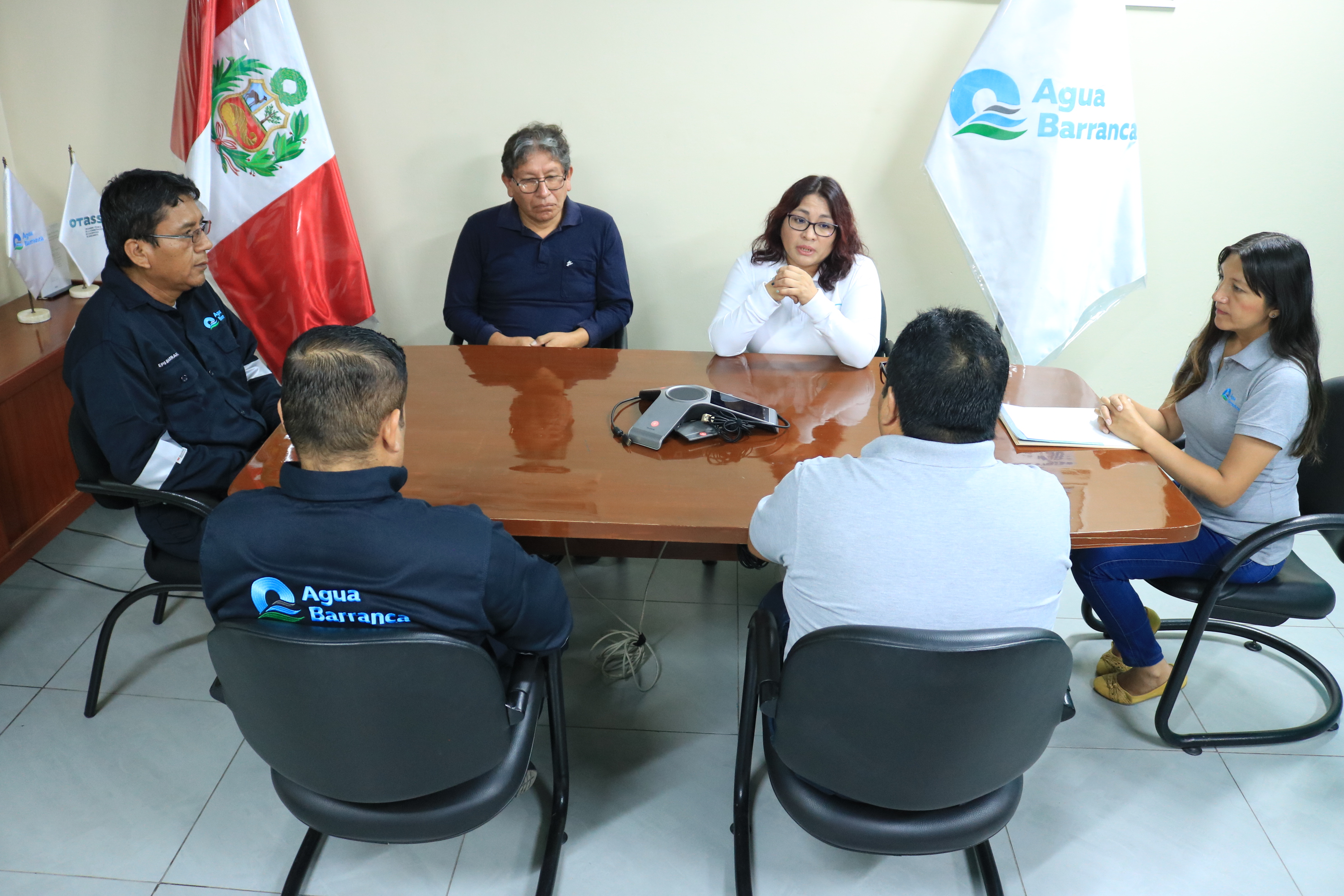 la Dra. Ketty Rosales - Gerente General, Ing. David Mujica – Gerente de Operaciones, Abog. Juan Caycho – Jefe de Recursos Humanos, y los choféres capacitados