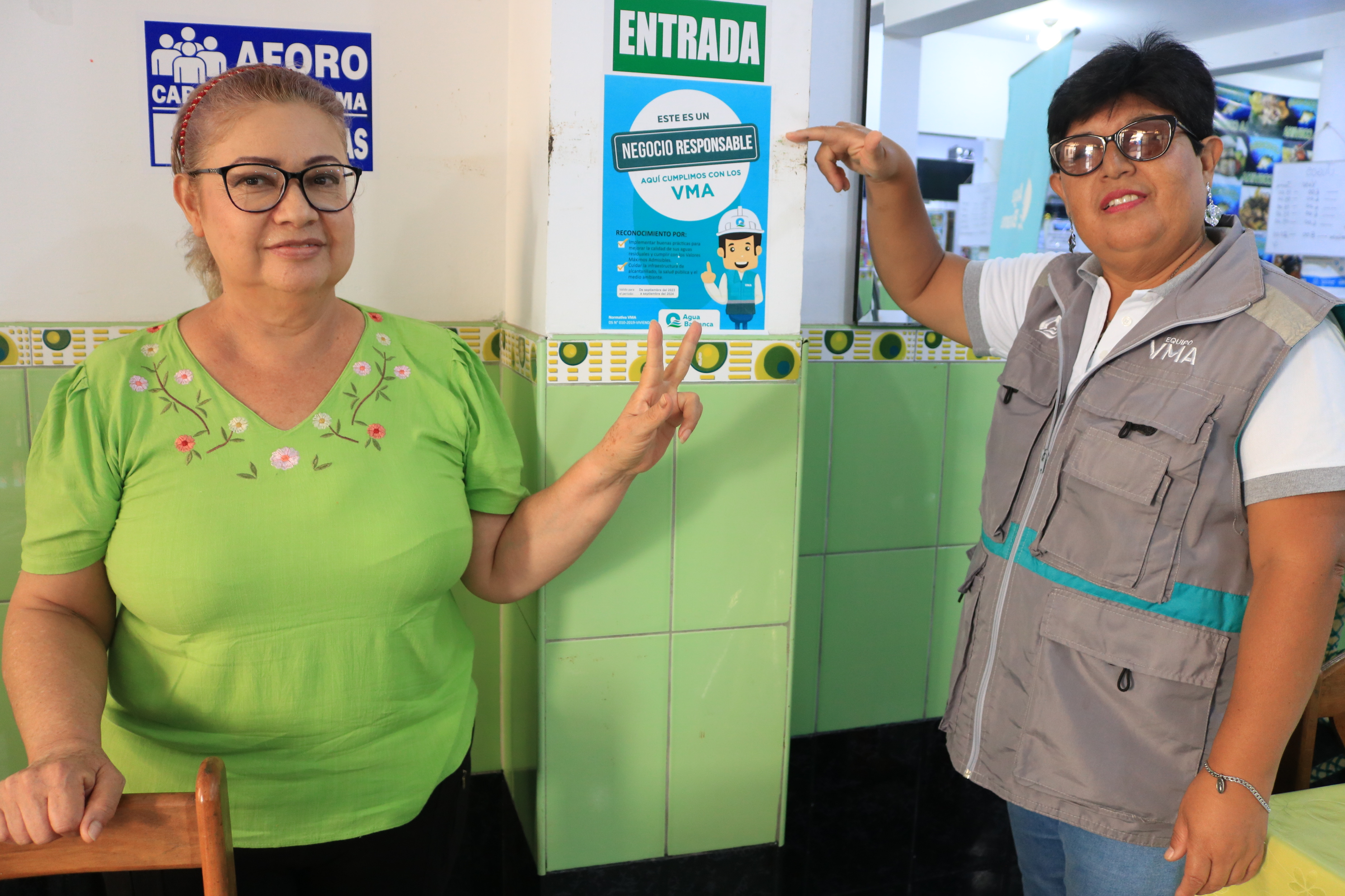 la Ing. Carolina Sifuentes Guillén, especialista en Valores Máximos Admisibles de la empresa de saneamiento, estuvo a cargo de la entrega de las constancias al Carwash Servicio Ejecutivo, Cevichería La Corvina