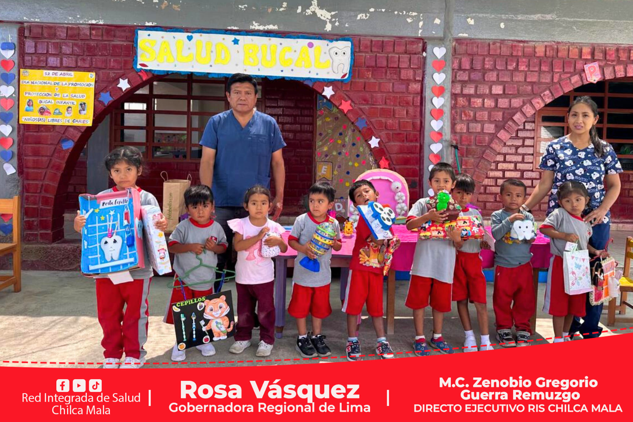 Personal asistencial de Bujama con materiales didácticos incentivo a niños(as) y padres de familia a la buena práctica de la salud bucal.