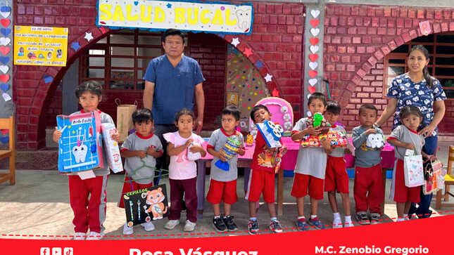 Personal asistencial de Bujama con materiales didácticos incentivo a niños(as) y padres de familia a la buena práctica de la salud bucal.