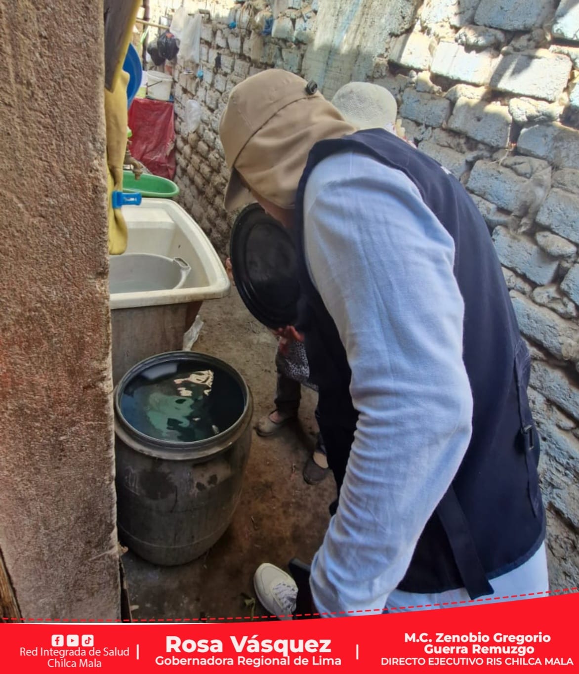 Brigadas de salud visitan viviendas en el distrito de Calango para sensibilizar sobre los cuidados frente al dengue.