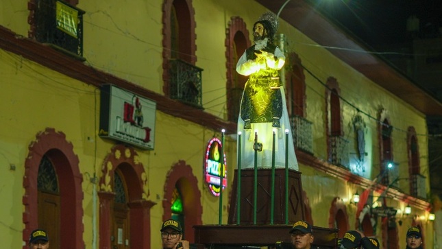 Viernes santo de reflexión y devoción en la catedral de Puno