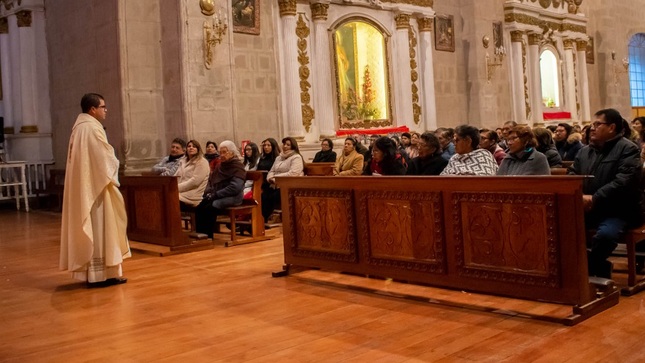 Puno conmemora con fervor la resurrección de Jesús con procesión y Misa de la Aurora