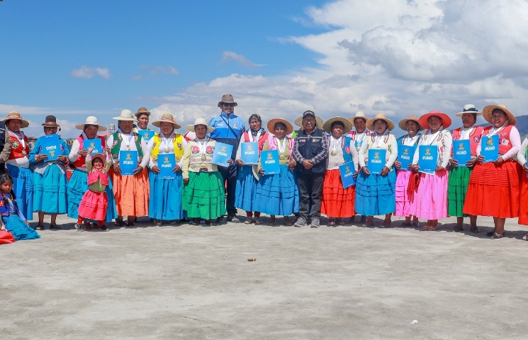Al ritmo del bombo y de la quena se realizó la gran clausura del ciclo de ponencias, los Uros, “Arte, tecnologia y tradicion oral”