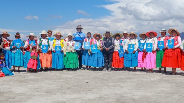 Al ritmo del bombo y de la quena se realizó la gran clausura del ciclo de ponencias, los Uros, “Arte, tecnologia y tradicion oral”