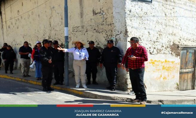 馃搶La gerencia de Transporte y Seguridad Vial y la gerencia de Desarrollo Econ贸mico de la Municipalidad de Cajamarca vienen ejecutando junto a los presidentes vecinales con el prop贸sito de imponer el principio de autoridad haciendo respetar las normas que rigen en la municipalidad y al Reglamento Nacional de Tr谩nsito.
馃棧锔廘a gerente de Transporte y Seguridad Vial, Edith Chuco Guti茅rrez, precis贸 que estas acciones se realizan en coordinaci贸n con la Junta Vecinal del sector San Pedro, la misma que tiene como fin que los conductores de veh铆culos motorizados respeten las zonas r铆gidas y prohibidas, puesto que ocasionan accidentes de tr谩nsito y congestionamiento vehicular.
馃棧锔廣铆ctor Marcial, presidente del Sector 03 San Pedro, destac贸 la disposici贸n y compromiso de la actual gesti贸n municipal, por trabajar de la mano con las juntas vecinales para liberar espacios p煤blicos y solucionar la problem谩tica de transporte en su sector.