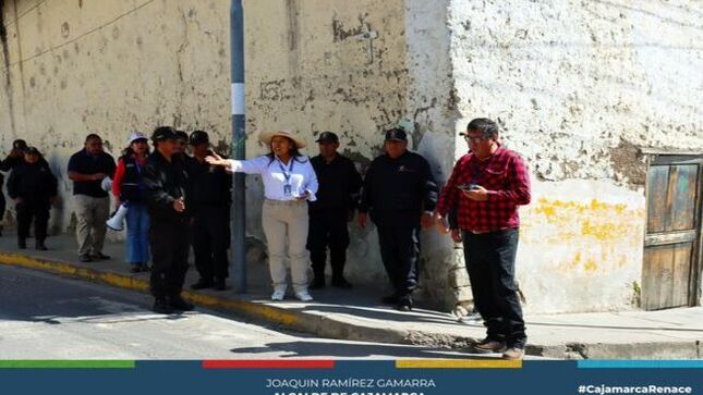 📌La gerencia de Transporte y Seguridad Vial y la gerencia de Desarrollo Económico de la Municipalidad de Cajamarca vienen ejecutando junto a los presidentes vecinales con el propósito de imponer el principio de autoridad haciendo respetar las normas que rigen en la municipalidad y al Reglamento Nacional de Tránsito.
🗣️La gerente de Transporte y Seguridad Vial, Edith Chuco Gutiérrez, precisó que estas acciones se realizan en coordinación con la Junta Vecinal del sector San Pedro, la misma que tiene como fin que los conductores de vehículos motorizados respeten las zonas rígidas y prohibidas, puesto que ocasionan accidentes de tránsito y congestionamiento vehicular. 
🗣️Víctor Marcial, presidente del Sector 03 San Pedro, destacó la disposición y compromiso de la actual gestión municipal, por trabajar de la mano con las juntas vecinales para liberar espacios públicos y solucionar la problemática de transporte en su sector.