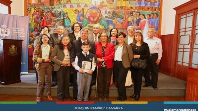 📌La gerencia de Turismo y Cultura de la Municipalidad Provincial de Cajamarca presentó la edición facsimilar de los Cuadernos Trimestrales de Marco Antonio Corcuera, en colaboración con la Fundación Marco Antonio Corcuera, el Patronato Cuismanco y la Mesa Panamericana. 
👉🏻En este evento, se contó con la presencia de Julio Corcuera, hijo del destacado poeta cajamarquino, así como del Dr. Luzmán Salas Salas y el renombrado poeta nacional Benell. Este acontecimiento se llevó a cabo en el marco de la celebración del poeta a nivel nacional, coincidiendo con el 15 de abril, fecha en la que se conmemora el fallecimiento del gran poeta César Vallejo.
✍️Julio Guillermo Rafael Corcuera García, hijo del poeta Marco Antonio, expresó su complacencia y gratitud por la cálida acogida que recibió en Cajamarca y por la presentación de esta colección. Asimismo, enfatizó la importancia de reconocer a las personalidades, tanto literarias como políticas o cívicas, ya que los pueblos que no lo hacen están destinados a desaparecer. Por ello, destacó el gesto de Cajamarca al honrar a sus figuras destacadas, independientemente del ámbito en el que se destaquen, ya que este reconocimiento es un reflejo del pueblo hacia ellos.