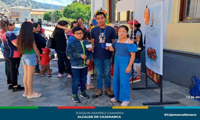 📌La gerencia de Transportes y Seguridad Vial de la Municipalidad de Cajamarca en un trabajo articulado con la Policía Nacional de Tránsito, Dirección Regional de Transportes y Comunicaciones y la empresa privada continúan con la campaña de sensibilización en seguridad vial en los diferentes sectores de la ciudad con el fin de reducir los siniestros viales y generar una cultura vial en los conductores de transporte y peatones.
✅En esta oportunidad, el área de Seguridad Vial de la comuna local sensibilizó y concientizó a los ciudadanos a través de sorteo de regalos en el pasaje de la Cultura, gracias a Heladería Holanda, cevichería La Chanita, Hyundai, el Warique de Chelo y Clinicar.