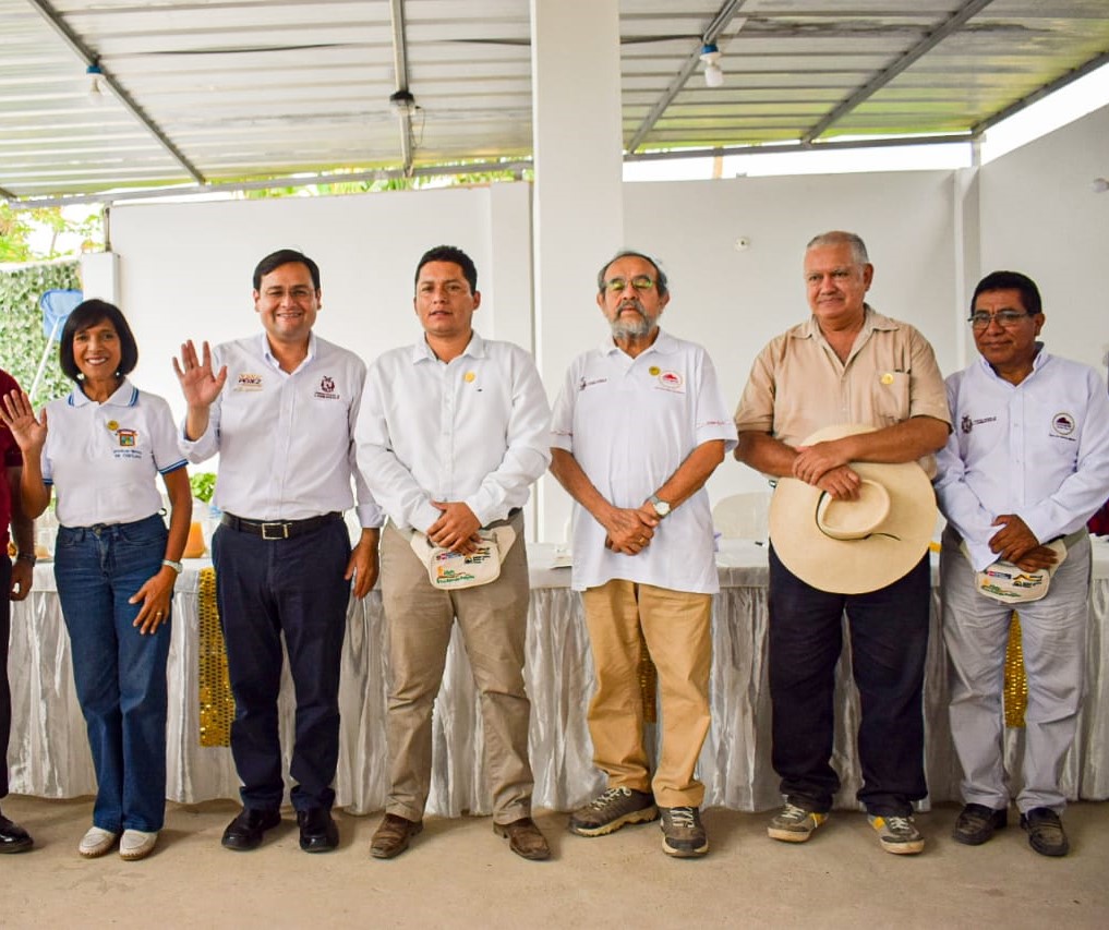 Alcaldesa Janet Cubas y autoridades en presentación de documental de Santuario