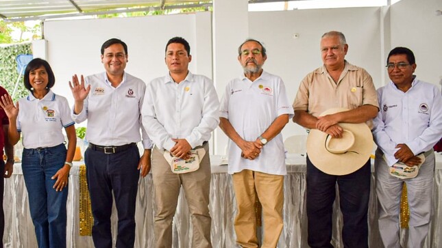 Alcaldesa Janet Cubas y autoridades en presentación de documental de Santuario