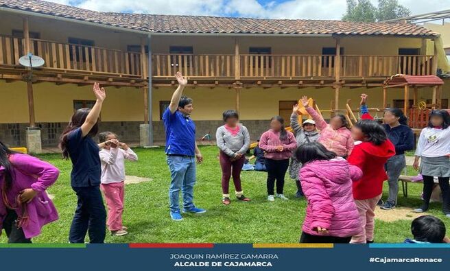 📌La Municipalidad Provincial de Cajamarca, a través de la subgerencia de Salud y su área de psicología, llevó a cabo un significativo taller de psicomotricidad para los residentes de la casa hogar “Madre Teresa de Calcuta”, ubicada en el distrito de La Encañada.
✅El taller, dirigido a niños, niñas y adultos con diversas discapacidades, benefició a más de 70 residentes de la casa hogar. La iniciativa tuvo como objetivo principal fomentar la adecuada lateralidad, equilibrio, coordinación motriz, espacio y tiempo en los participantes.
🎉Además del enriquecimiento personal y físico que proporcionó el taller, como proyección social, se llevó a cabo un emotivo compartir de refrigerios para toda la población que actualmente reside en el albergue.