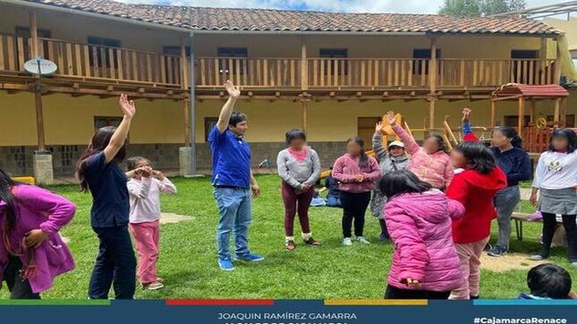 📌La Municipalidad Provincial de Cajamarca, a través de la subgerencia de Salud y su área de psicología, llevó a cabo un significativo taller de psicomotricidad para los residentes de la casa hogar “Madre Teresa de Calcuta”, ubicada en el distrito de La Encañada.
✅El taller, dirigido a niños, niñas y adultos con diversas discapacidades, benefició a más de 70 residentes de la casa hogar. La iniciativa tuvo como objetivo principal fomentar la adecuada lateralidad, equilibrio, coordinación motriz, espacio y tiempo en los participantes.
🎉Además del enriquecimiento personal y físico que proporcionó el taller, como proyección social, se llevó a cabo un emotivo compartir de refrigerios para toda la población que actualmente reside en el albergue.