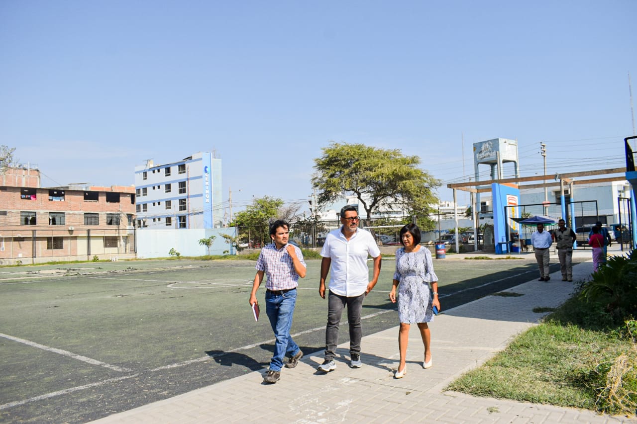 Representantes de la FPF y la alcaldesa Janet Cubas recorren las instalaciones de la ex piscina municipal