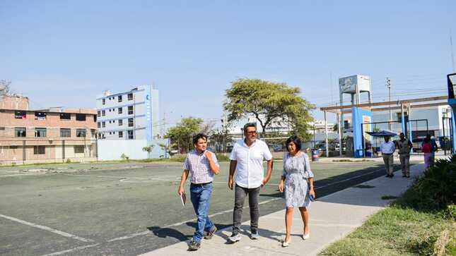 Representantes de la FPF y la alcaldesa Janet Cubas recorren las instalaciones de la ex piscina municipal