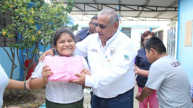 El alcalde Sr. Reedy Bancayan Palomino junto a la coordinadora de la oficina regional de PerúPetro - Talara, Jovana Caro Mestanza, continuaron la mañana de hoy con la entrega de útiles escolares en instituciones educativas estatales. Esta vez, beneficiaron al CEBE San Juan Bosco y a la I.E. 14905 Cabo Blanco. 
Ambas directoras expresaron su gratitud a la actual gestión que lidera el alcalde y a PerúPetro por proporcionar estos recursos, fundamentales para el desarrollo académico de los estudiantes durante el resto del año escolar. Esta iniciativa también alivia la carga económica de los padres que, en algunos casos, no pueden costear los materiales educativos de sus hijos.