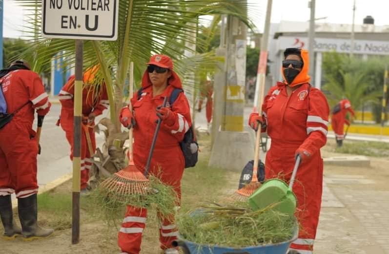 Personal Municipal Con Mayor Protección Y Seguridad, Realizan Actividades De Limpieza Pública Como Mantenimiento De Áreas Verdes  