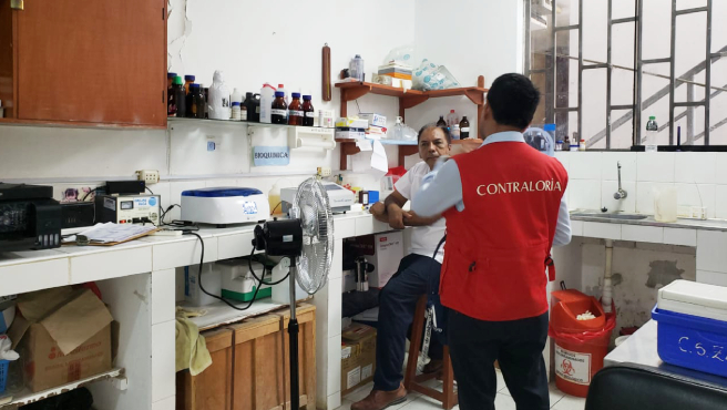 La Contraloría General inspeccionó diversos Centros de Salud (C. S.) en la región Tumbes, entre el 26 de marzo y el 5 de abril. En el C. S. Corrales, se advirtió insuficiente cantidad de equipos microgoteros, contando solo con 30 cuando se requiere 500, generando riesgo de desabastecimiento. Este insumo se usa para la inyección alterna de medicamentos en la Unidad de Vigilancia Médica (UVICLIN), donde se realiza el monitoreo a pacientes probables y confirmados de dengue.