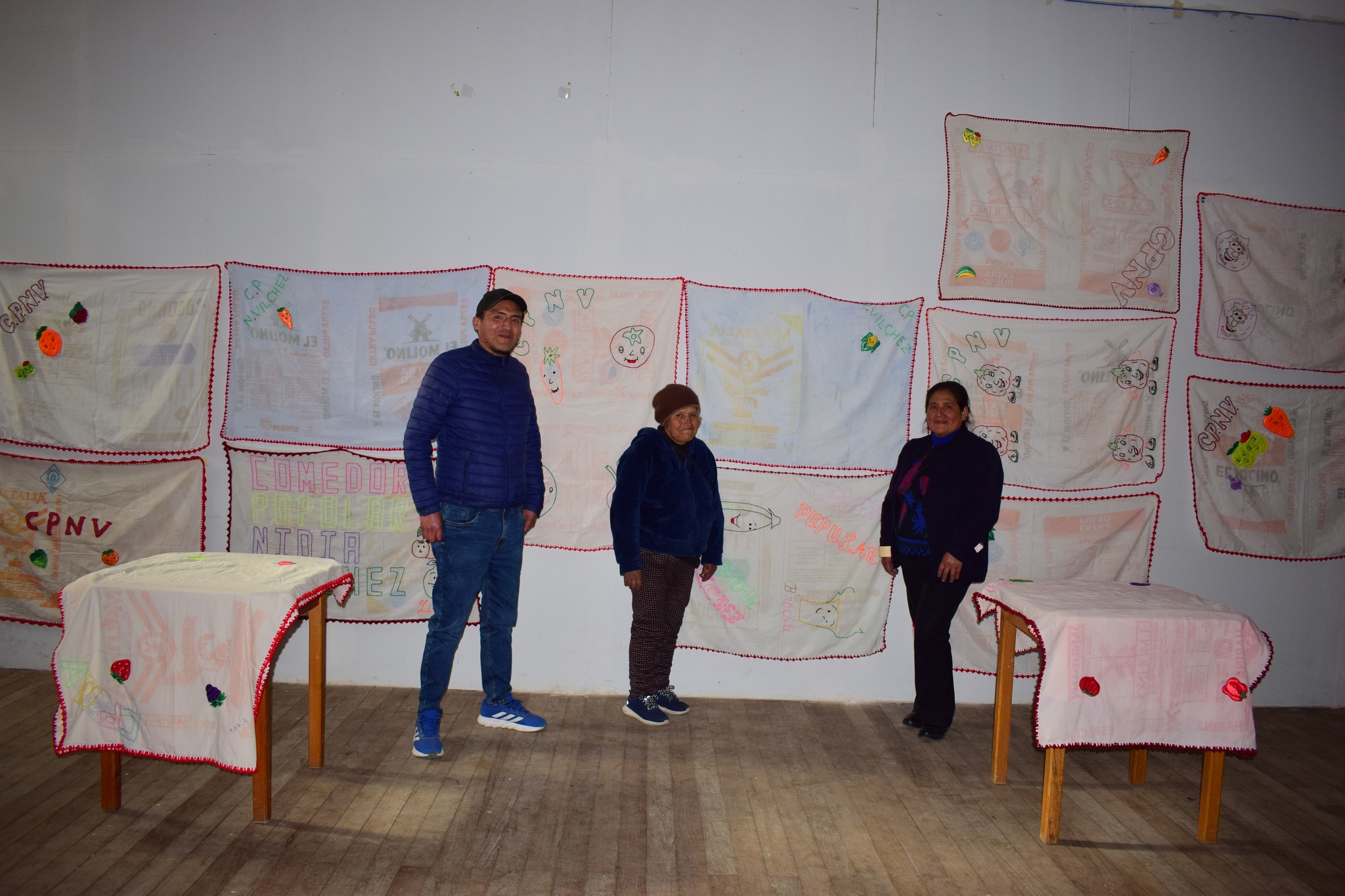 Hoy en el comedor Nidia Vilchez: Madres presentan secadores innovadores hechos con sacos de harina reciclados, destacando la creatividad y la sostenibilidad.