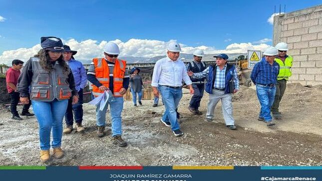 Alcalde provincial, Joaquin Ramírez Gamarra supervisa el avance de la obra de agua y saneamiento en la zona de Alzamora Miranda sector Las Torrecitas, obra que beneficiará a más de 600 familias 💧🚰