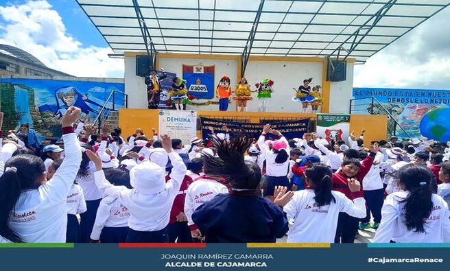 📌La Defensoría Municipal del Niño, Niña y Adolescente (DEMUNNA) continúa honrando el Día del Niño Peruano con una jornada llena de alegría y diversión. En esta ocasión, la celebración se llevó a cabo en la I.E. 83005 La Recoleta (ex 120), donde aproximadamente 600 estudiantes se unieron para disfrutar de un evento especial.
✅El corazón de la festividad fue un emocionante show infantil a cargo de reconocidos artistas como Famishow, Cedishow y Demishow, quienes cautivaron a la audiencia con sus actos llenos de color, música y risas. Además, gradecemos a todos los colaboradores y aliados estratégicos que hicieron posible este evento tan significativo. En particular, extendemos nuestro reconocimiento a CEDIF, La Comisaría de Familia, Salud Mental Comunitario y Show Infantiles, cuya presencia y apoyo fueron fundamentales para el éxito de esta jornada.