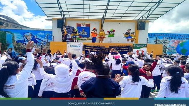 📌La Defensoría Municipal del Niño, Niña y Adolescente (DEMUNNA) continúa honrando el Día del Niño Peruano con una jornada llena de alegría y diversión. En esta ocasión, la celebración se llevó a cabo en la I.E. 83005 La Recoleta (ex 120), donde aproximadamente 600 estudiantes se unieron para disfrutar de un evento especial.
✅El corazón de la festividad fue un emocionante show infantil a cargo de reconocidos artistas como Famishow, Cedishow y Demishow, quienes cautivaron a la audiencia con sus actos llenos de color, música y risas. Además, gradecemos a todos los colaboradores y aliados estratégicos que hicieron posible este evento tan significativo. En particular, extendemos nuestro reconocimiento a CEDIF, La Comisaría de Familia, Salud Mental Comunitario y Show Infantiles, cuya presencia y apoyo fueron fundamentales para el éxito de esta jornada. 