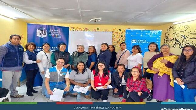 📌La Coordinación de Renace Mujer y Familia, en colaboración con Aldeas Infantiles S.O.S. Perú - Programa Cajamarca, ha llevado a cabo con éxito el Taller de Crianza Afectiva y Respetuosa, dirigido por el destacado psicólogo Alexander Fernández.
✅El taller, desarrollado con el apoyo y participación activa de ambas organizaciones, tuvo lugar como parte de las iniciativas de fortalecimiento familiar dirigidas a la comunidad de la provincia de Cajamarca. En esta ocasión, 20 mujeres usuarias del programa Renace Mujer y Familia se beneficiaron de esta valiosa oportunidad de aprendizaje y crecimiento personal. A través de sesiones interactivas y dinámicas, el psicólogo Alexander Fernández guió a las asistentes en la exploración de estrategias y técnicas para promover relaciones familiares saludables y fortalecer los vínculos afectivos entre padres e hijos.