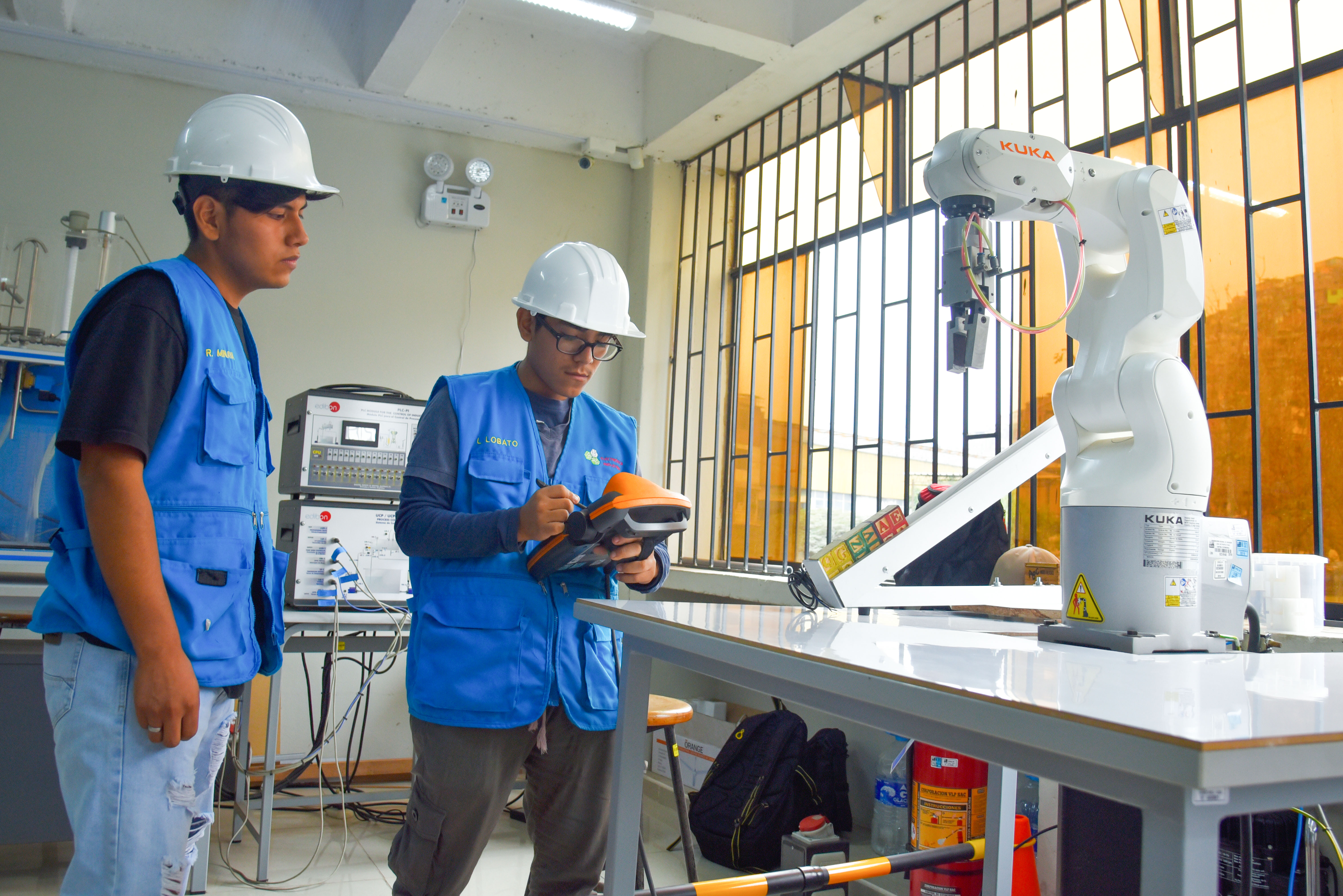 Estudiantes de instituto superior tecnológico