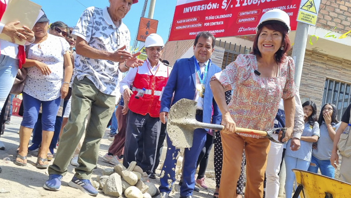 Rosa Vásquez Inicia construcción de pistas y veredas en Urb. Nueva Victoria en Puerto Supe - Barranca