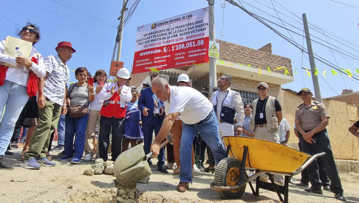 Rosa Vásquez Inicia construcción de pistas y veredas en Urb. Nueva Victoria en Puerto Supe - Barranca