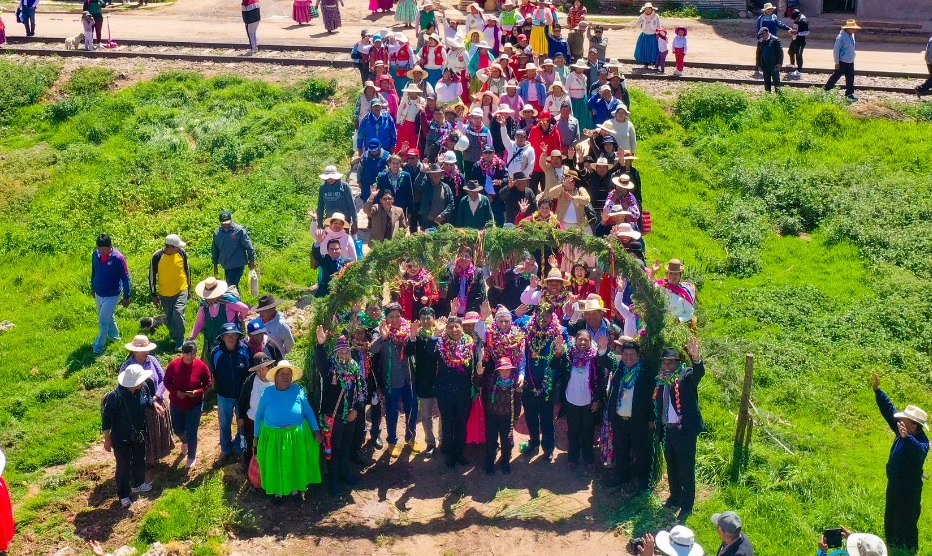 ¡Agua potable para Uros Chulluni!, alcalde de Puno entrega cheque de 750 mil soles para culminación de proyecto