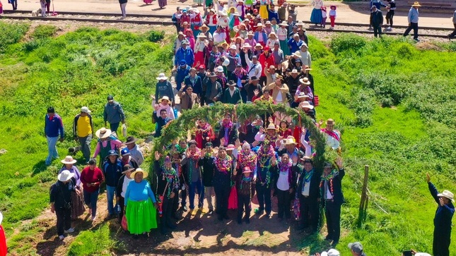 ¡Agua potable para Uros Chulluni!, alcalde de Puno entrega cheque de 750 mil soles para culminación de proyecto