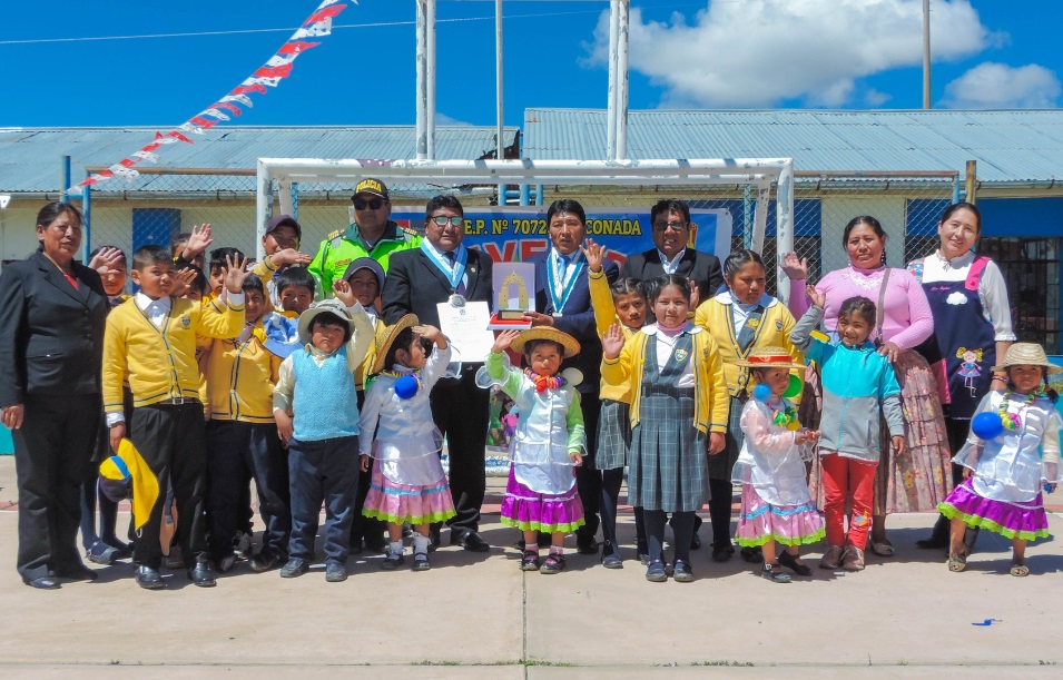 Municipalidad de Puno felicita a Institución Educativa integrada "Utawilaya" por sus XXXV Aniversario de vida institucional